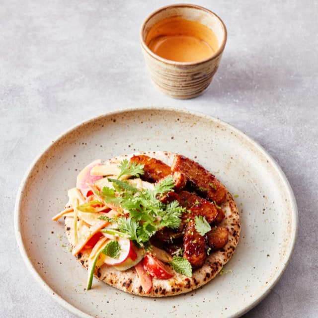 Pita met Koreaanse groenten en pittige vegetarische kip